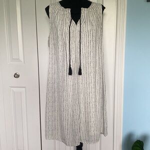 DR2 Medium White And Black Polka Dot Patterned Dress With Pockets And Tassels